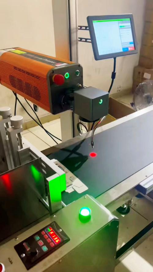 这款纸盒分页机高速激光喷码机,配合激光高速喷码,字迹清晰